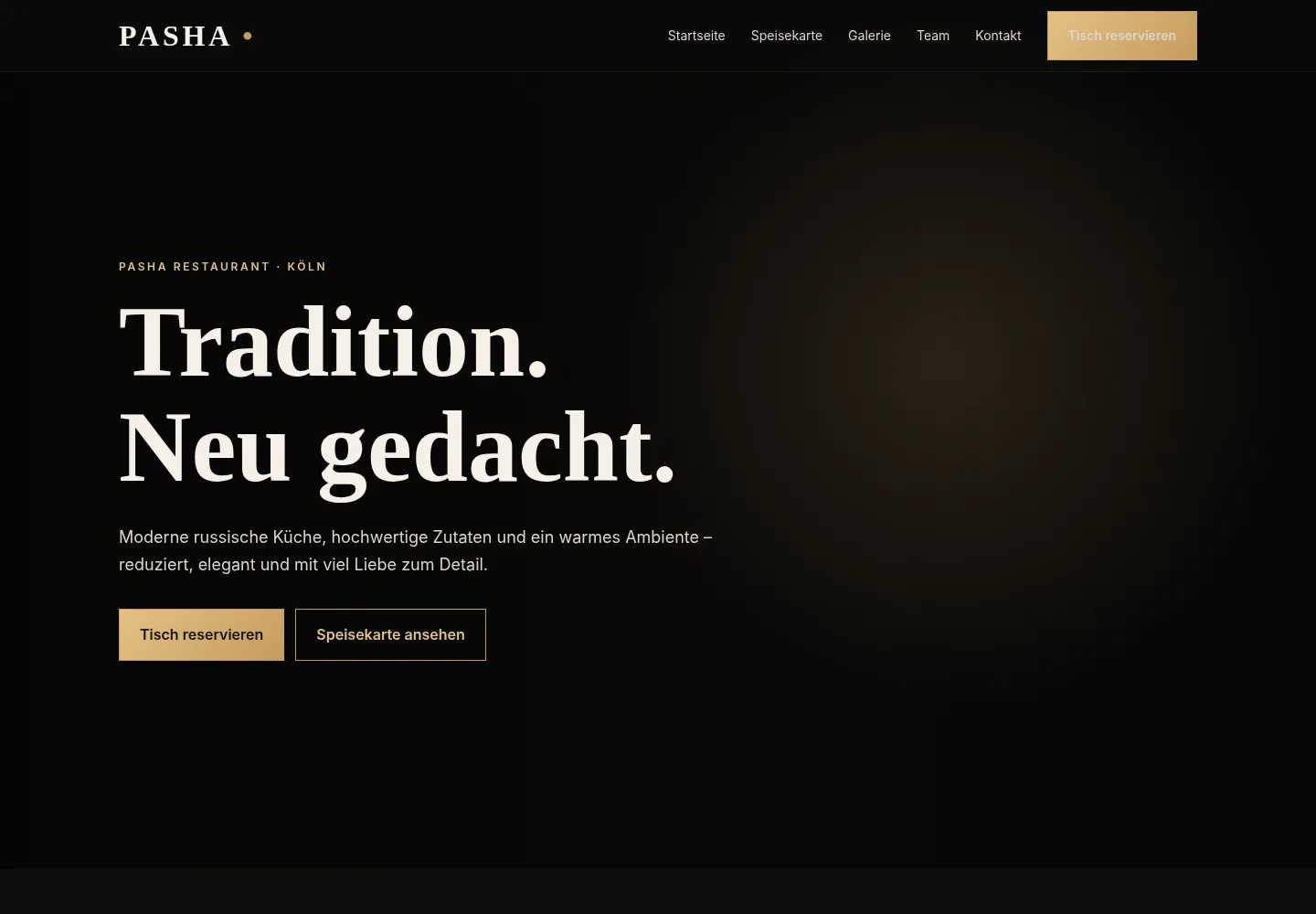 Vorschau einer eleganten Restaurant-Website-Vorlage mit dunklem Design und goldenen Akzenten